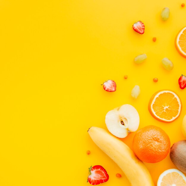Piatto di frutta su sfondo giallo
