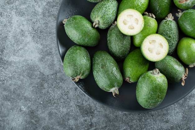 Piatto di frutti di feijoa su marmo.