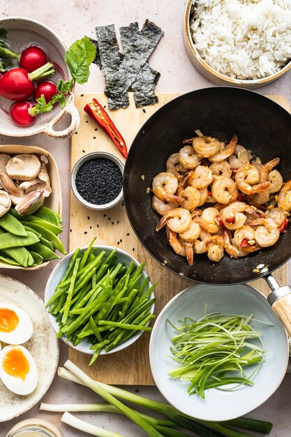 Piatto di frutti di mare con fotografia piatta di uova e gamberi