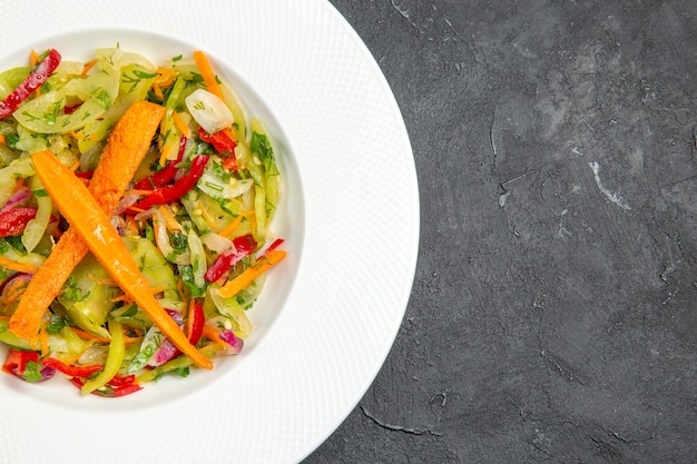 Piatto di insalata di vista ravvicinata laterale di un'insalata appetitosa con i peperoni dolci delle carote