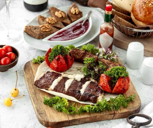 Piatto di kebab con spiedini di agnello e spiedini di pomodoro alla griglia