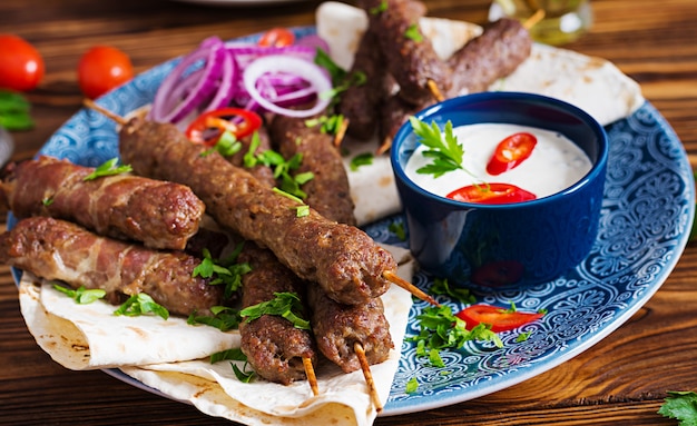 Piatto di kebab tradizionale turco e arabo Ramadan mix. Kebab adana, pollo, agnello e manzo su pane lavash con salsa. Vista dall'alto