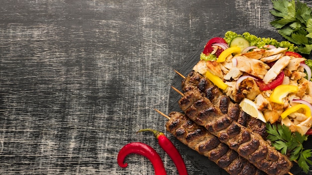 Piatto di laici gustosi kebab con copia spazio e insalata