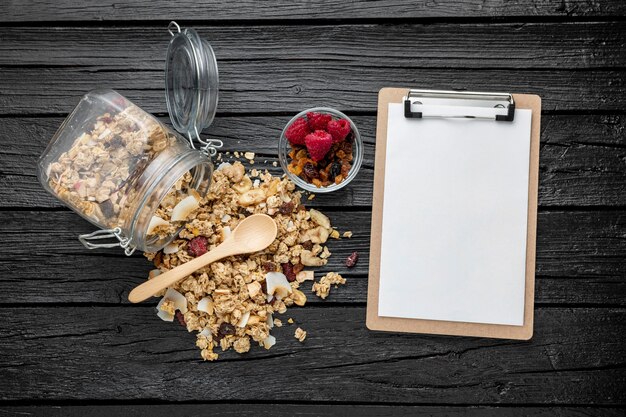 Piatto di laici vaso con cereali per la colazione e blocco note