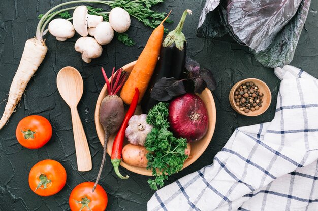 Piatto di legno con verdure mature