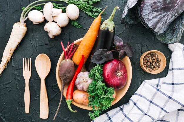 Piatto di legno con verdure