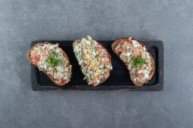 Piatto di pane tostato con insalata fresca