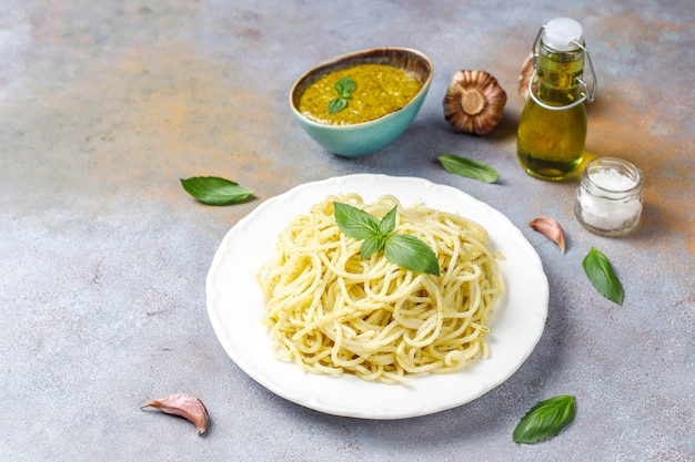 Piatto di pasta al pesto fatto in casa.