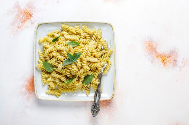 Piatto di pasta al pesto fatto in casa.