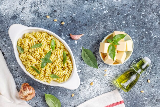 Piatto di pasta al pesto fatto in casa.