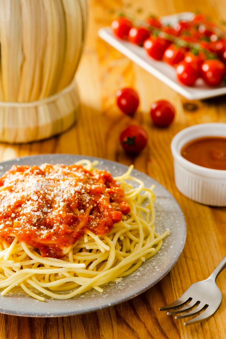 Foto gratuito piatto di pasta con salsa e forchetta