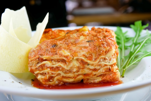 Piatto di pasta su un tavolo del ristorante