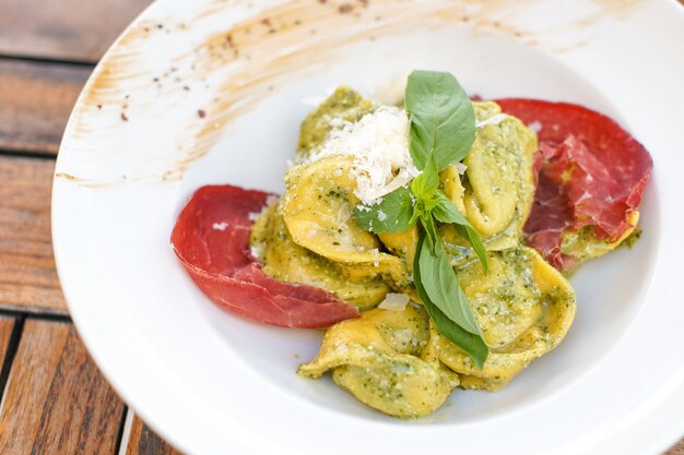 Piatto di pasta su un tavolo del ristorante