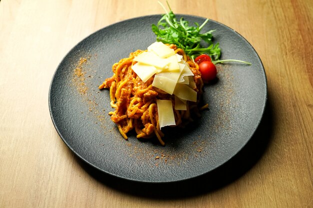 Piatto di pasta su un tavolo del ristorante