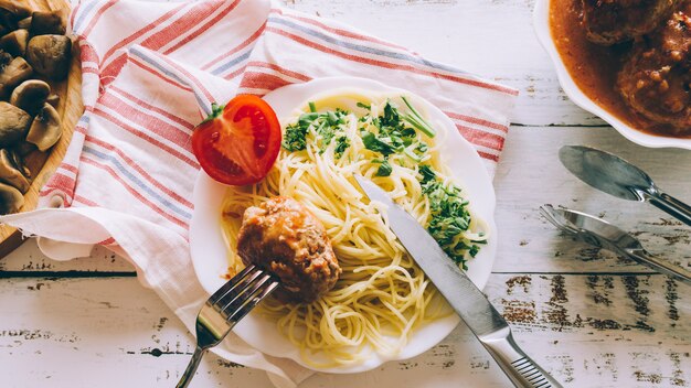 Piatto di pasta vista dall&#39;alto con polpette