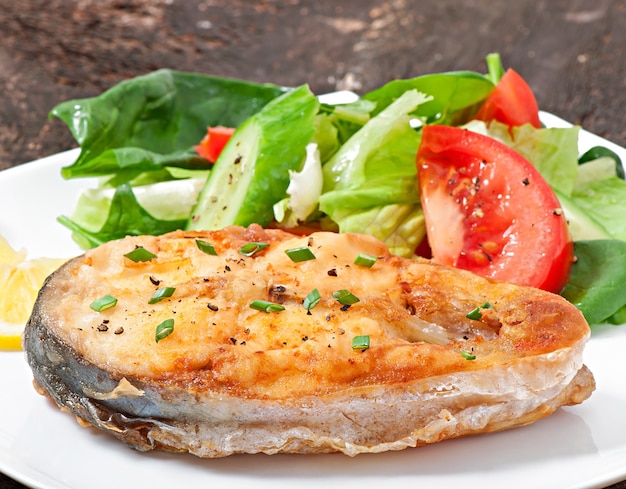 Piatto di pesce - filetto di pesce fritto con verdure