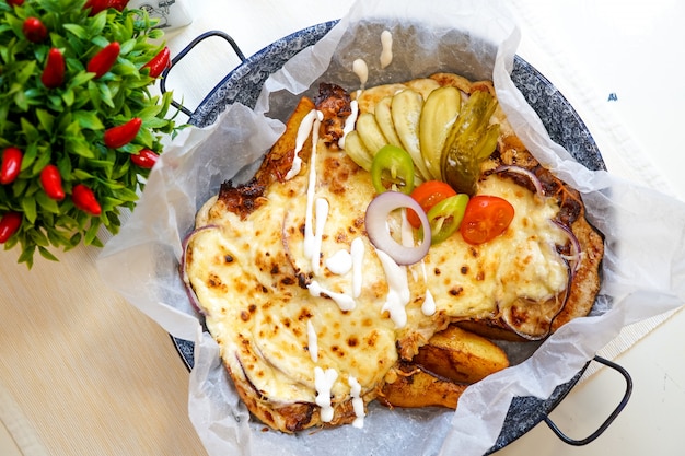 Piatto di pollo su un tavolo del ristorante