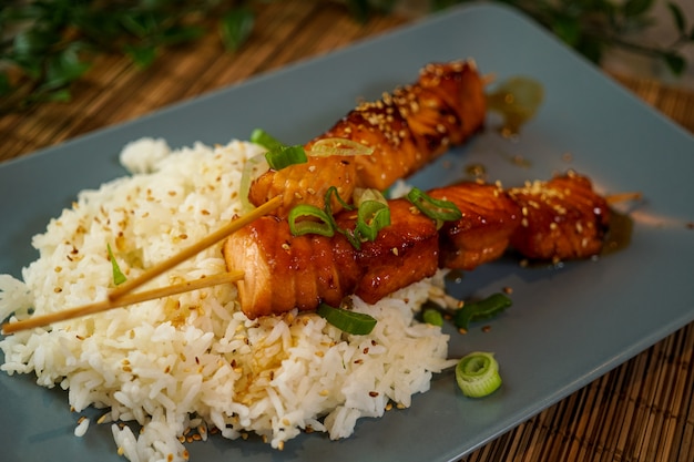 Piatto di pollo su un tavolo del ristorante