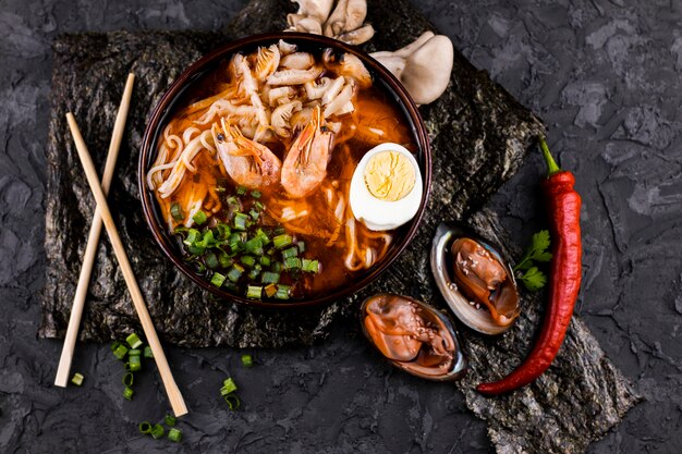 Piatto di ramen vista dall'alto con gamberi e ostriche