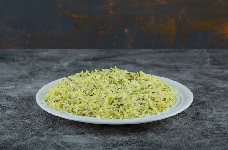 Foto gratuito piatto di riso delizioso sulla superficie di marmo