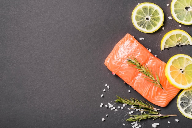 Piatto di salmone con erbe e spezie