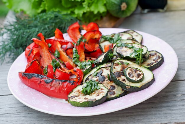 Piatto di verdure grigliate (zucchine, peperone, cipolla rossa)