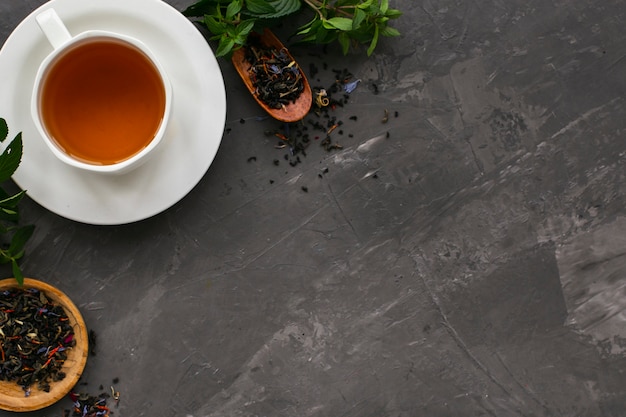 Piatto disteso della tazza di tè alla menta