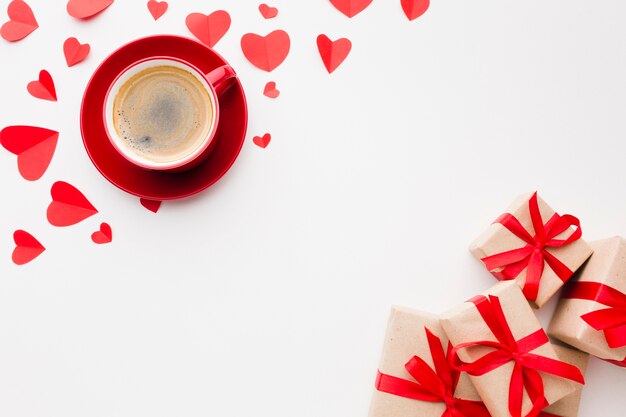 Piatto disteso di caffè e regali per San Valentino