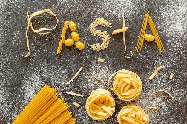 Piatto disteso di diversi tipi di pasta