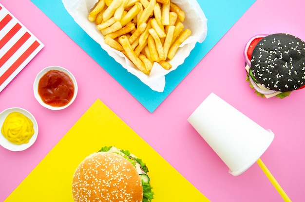 Piatto disteso di hamburger con patatine fritte