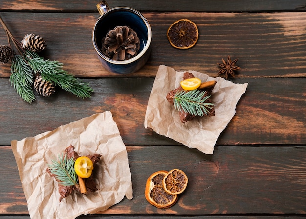 Piatto disteso di pasta ricoperta di cioccolato con agrumi secchi