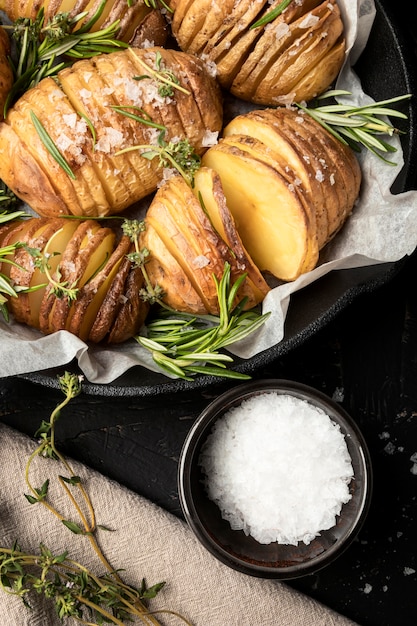 Piatto disteso di patate in padella con rosmarino e sale