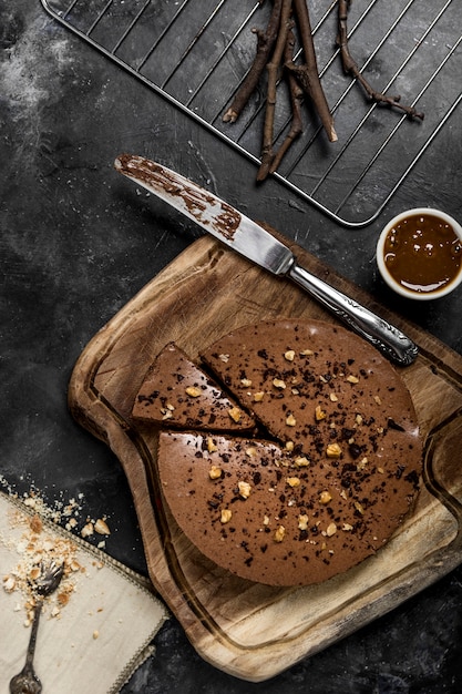 Piatto disteso di torta con coltello e salsa al cioccolato