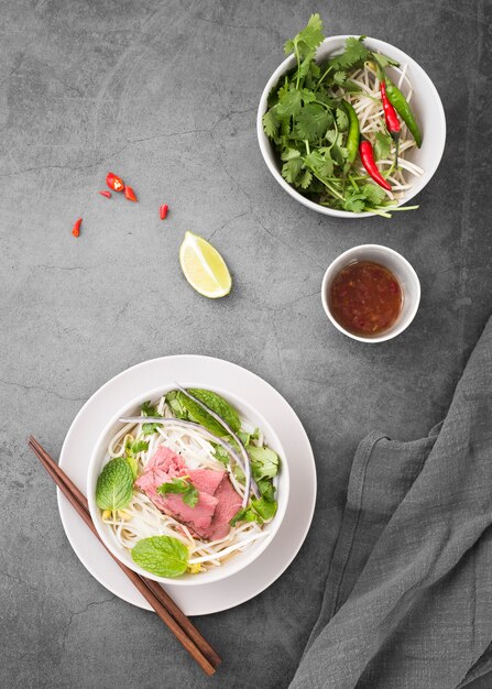 Piatto disteso di varietà di noodles con salsa