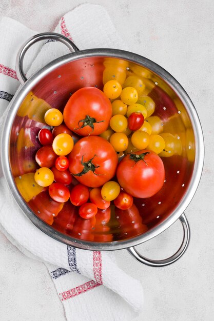 Piatto disteso di varietà di pomodori in una ciotola