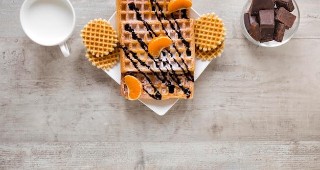 Piatto disteso di waffle con latte e cioccolato