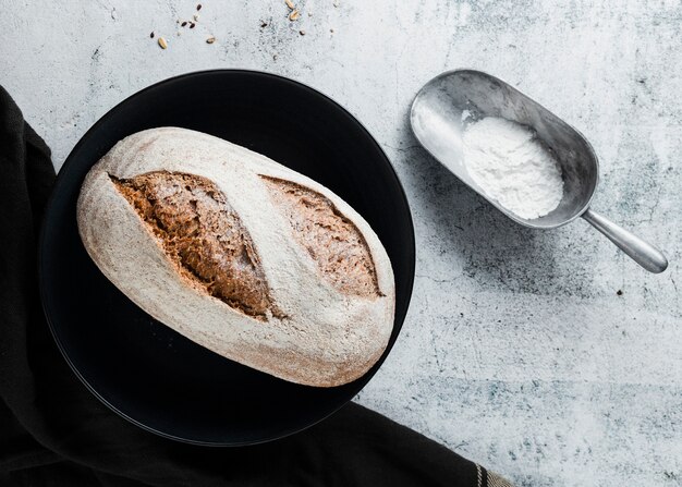 Piatto disteso sul pane nero