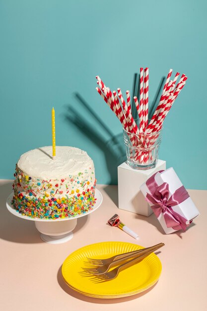 Piatto e torta di compleanno ad alto angolo