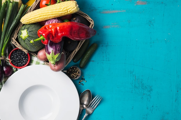 Piatto e verdure nel cestino