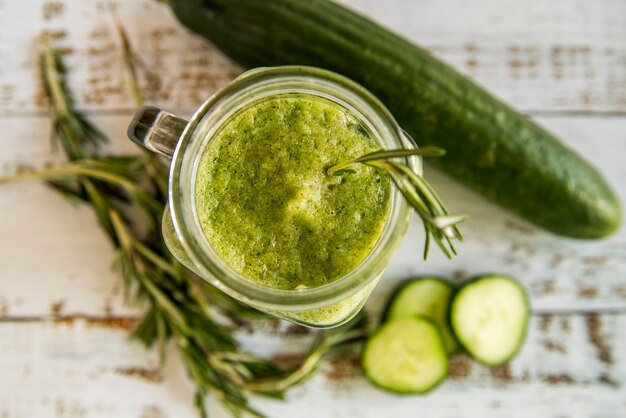 Piatto giaceva di succo di frutta estiva sano