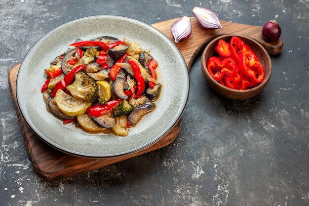 Piatto gustoso di farina di verdure cotte vista dall'alto?