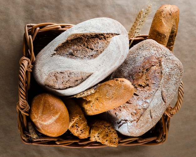 Piatto laici di pane e cornetti in cestino