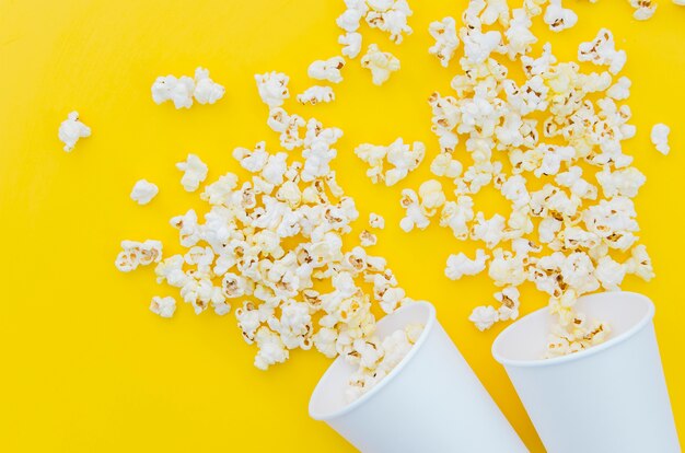 Piatto laici di popcorn per il concetto di cinema