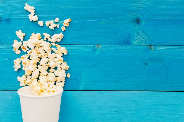Piatto laici di popcorn per il concetto di cinema