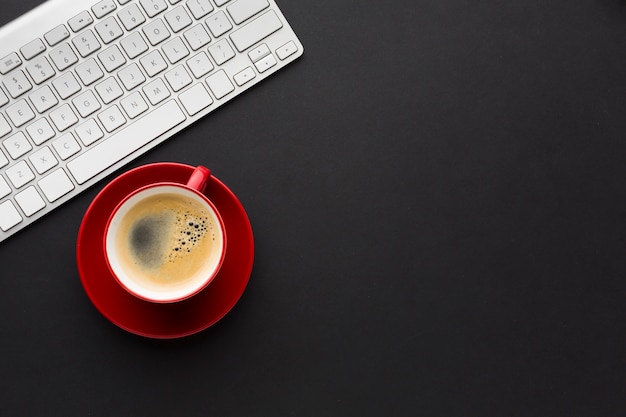 Piatto lay del desktop con tazza di caffè e tastiera