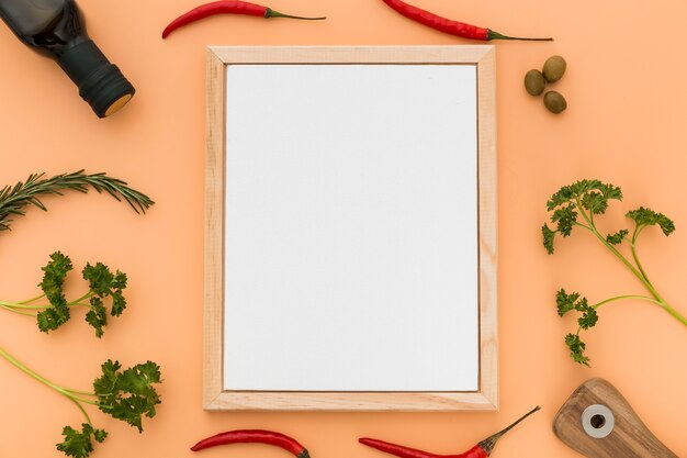 Piatto lay di carta menu vuoto con olio d'oliva e peperoncino