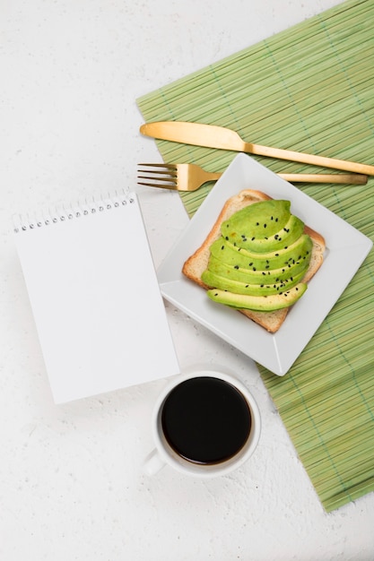 Piatto lay di deliziosa colazione con avocado