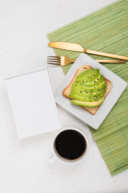 Piatto lay di deliziosa colazione con avocado