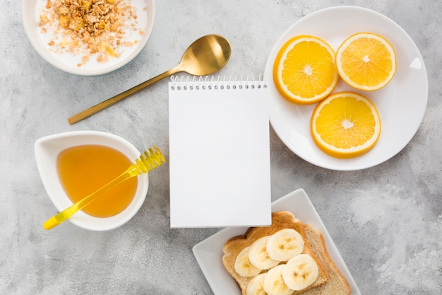 Piatto lay di deliziosa colazione sana