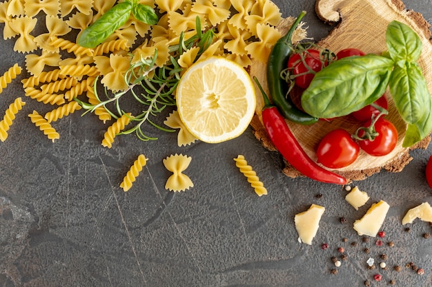 Piatto lay di ingredienti mediterranei e pasta